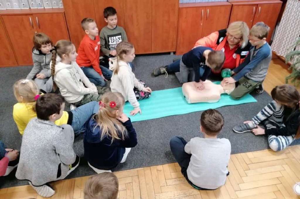 SP 16 SZKOLENIE Z PIERWSZEJ POMOCY PRZEDMEDYCZNEJ W KLASACH TRZECICH
