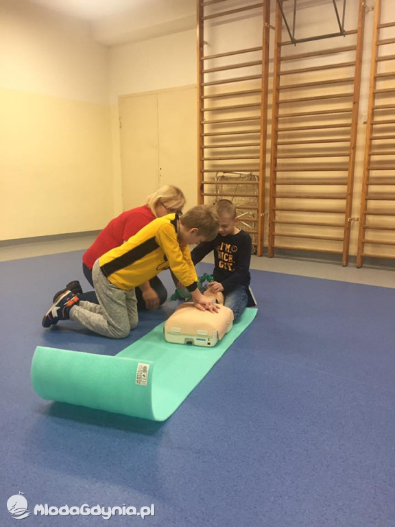 SP 16 SZKOLENIE Z PIERWSZEJ POMOCY PRZEDMEDYCZNEJ W KLASACH TRZECICH