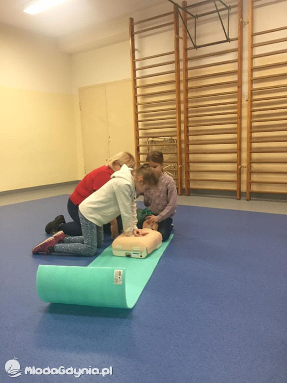 SP 16 SZKOLENIE Z PIERWSZEJ POMOCY PRZEDMEDYCZNEJ W KLASACH TRZECICH
