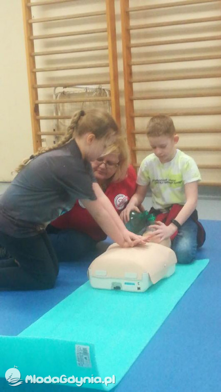SP 16 SZKOLENIE Z PIERWSZEJ POMOCY PRZEDMEDYCZNEJ W KLASACH TRZECICH