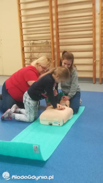 SP 16 SZKOLENIE Z PIERWSZEJ POMOCY PRZEDMEDYCZNEJ W KLASACH TRZECICH