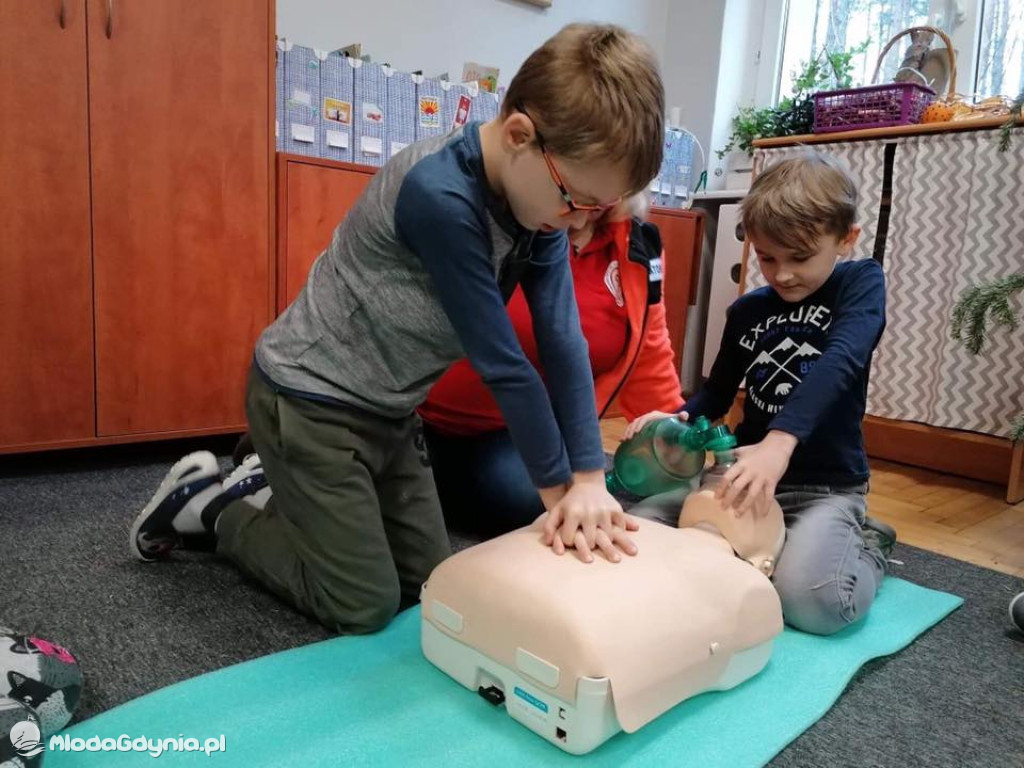 SP 16 SZKOLENIE Z PIERWSZEJ POMOCY PRZEDMEDYCZNEJ W KLASACH TRZECICH