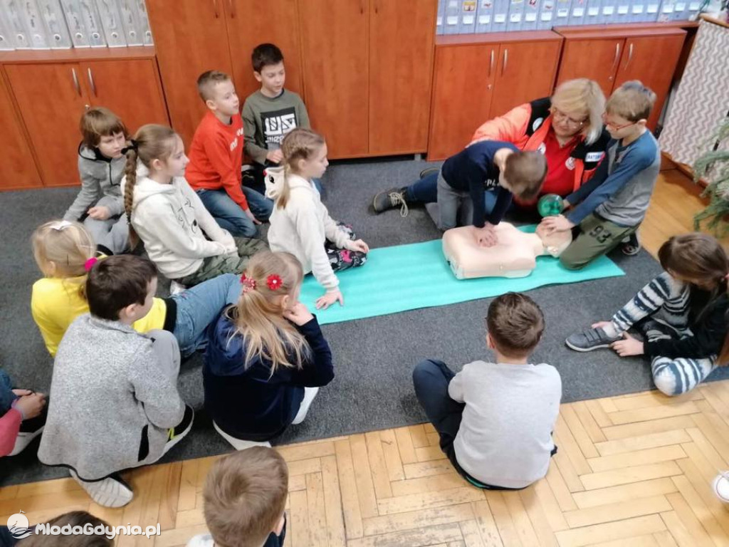 SP 16 SZKOLENIE Z PIERWSZEJ POMOCY PRZEDMEDYCZNEJ W KLASACH TRZECICH