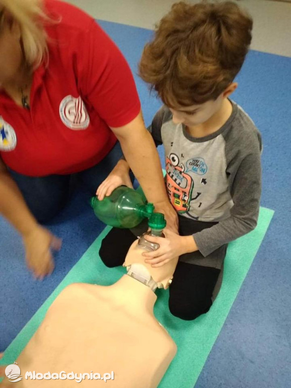SP 16 SZKOLENIE Z PIERWSZEJ POMOCY PRZEDMEDYCZNEJ W KLASACH TRZECICH