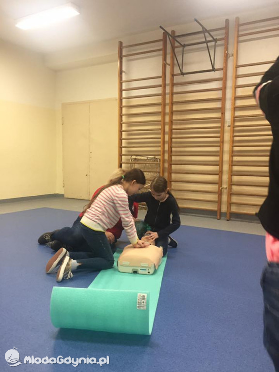 SP 16 SZKOLENIE Z PIERWSZEJ POMOCY PRZEDMEDYCZNEJ W KLASACH TRZECICH