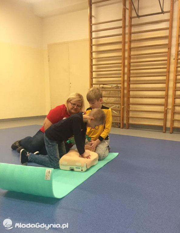 SP 16 SZKOLENIE Z PIERWSZEJ POMOCY PRZEDMEDYCZNEJ W KLASACH TRZECICH