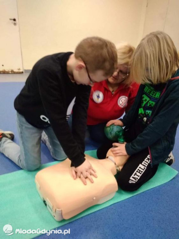 SP 16 SZKOLENIE Z PIERWSZEJ POMOCY PRZEDMEDYCZNEJ W KLASACH TRZECICH