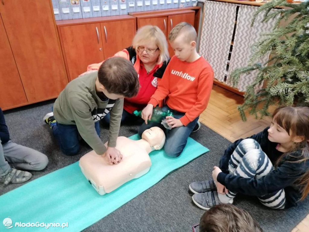 SP 16 SZKOLENIE Z PIERWSZEJ POMOCY PRZEDMEDYCZNEJ W KLASACH TRZECICH