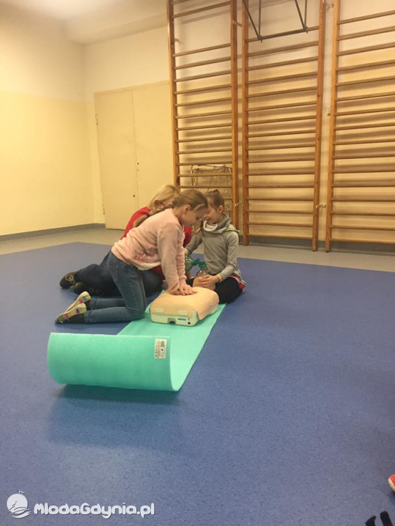 SP 16 SZKOLENIE Z PIERWSZEJ POMOCY PRZEDMEDYCZNEJ W KLASACH TRZECICH