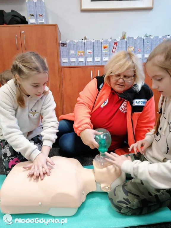 SP 16 SZKOLENIE Z PIERWSZEJ POMOCY PRZEDMEDYCZNEJ W KLASACH TRZECICH