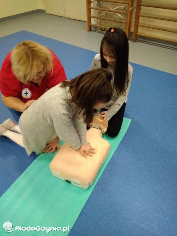 SP 16 SZKOLENIE Z PIERWSZEJ POMOCY PRZEDMEDYCZNEJ W KLASACH TRZECICH