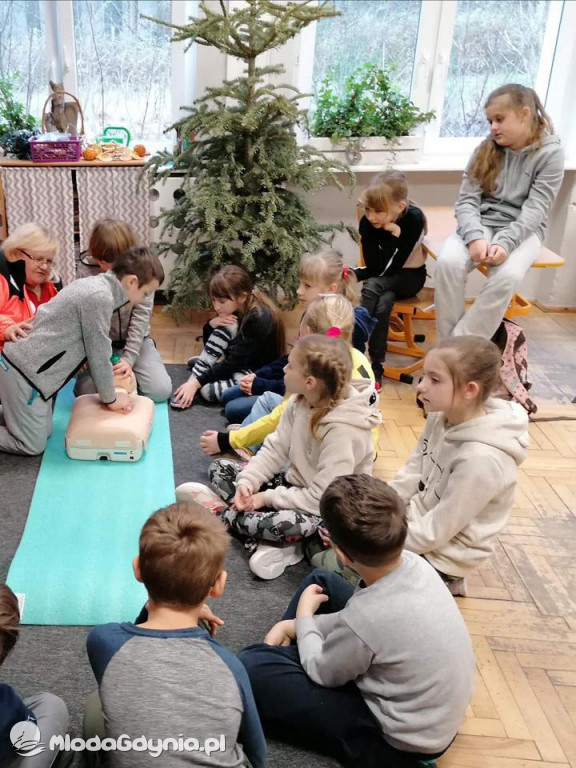 SP 16 SZKOLENIE Z PIERWSZEJ POMOCY PRZEDMEDYCZNEJ W KLASACH TRZECICH