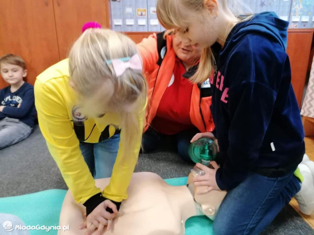 SP 16 SZKOLENIE Z PIERWSZEJ POMOCY PRZEDMEDYCZNEJ W KLASACH TRZECICH