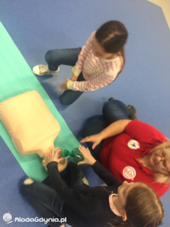 SP 16 SZKOLENIE Z PIERWSZEJ POMOCY PRZEDMEDYCZNEJ W KLASACH TRZECICH