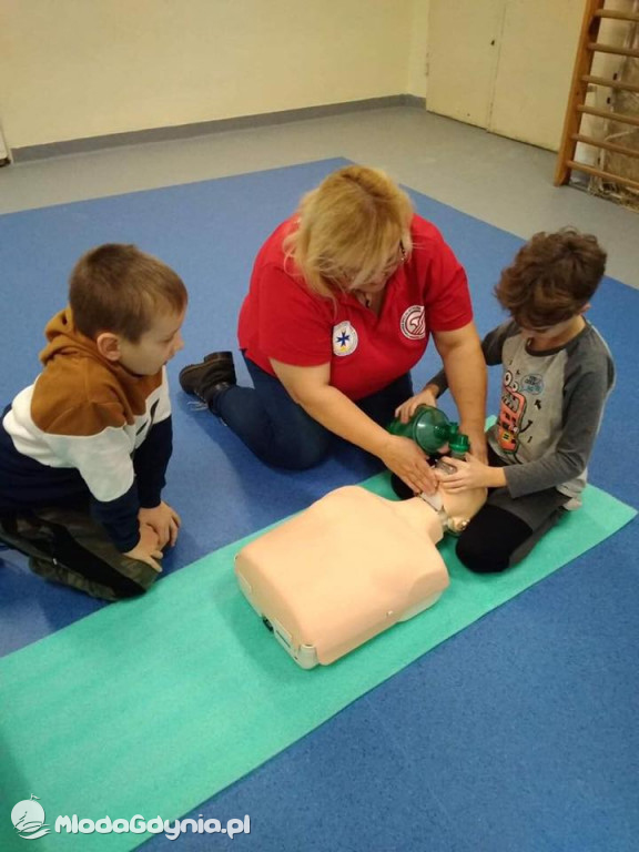 SP 16 SZKOLENIE Z PIERWSZEJ POMOCY PRZEDMEDYCZNEJ W KLASACH TRZECICH