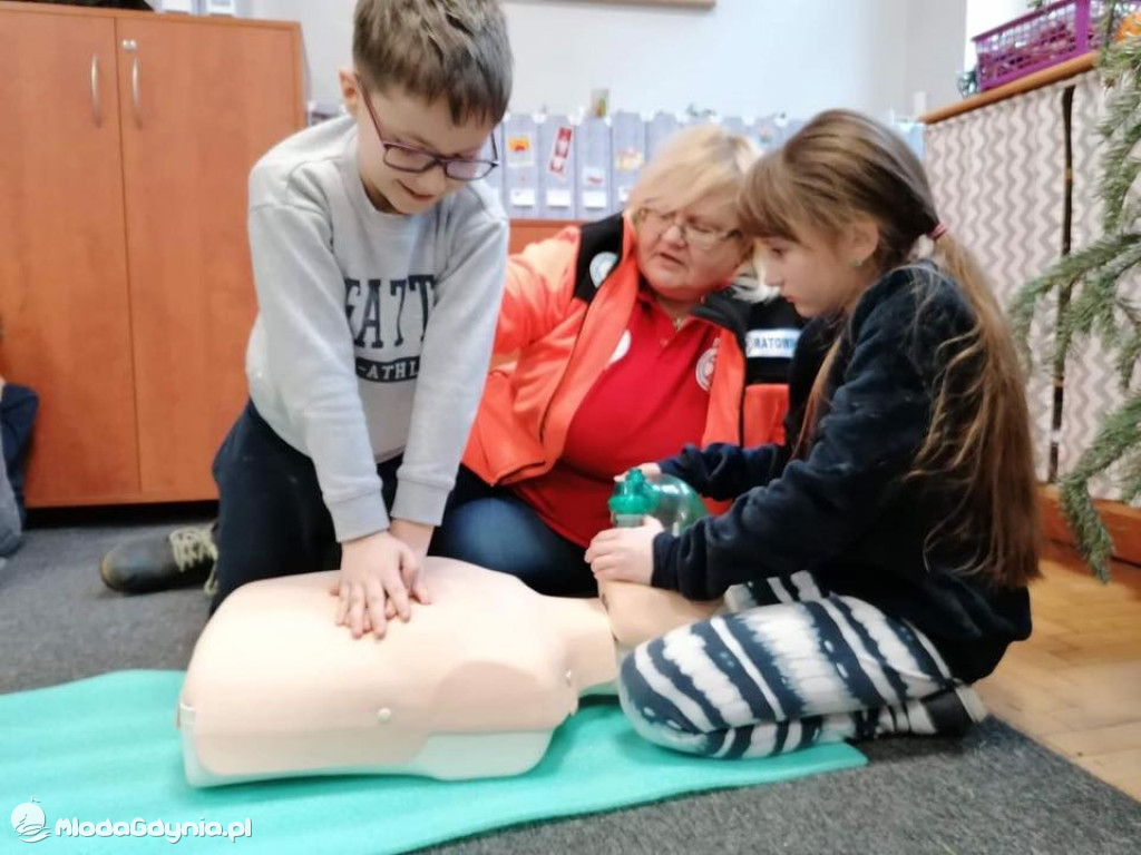 SP 16 SZKOLENIE Z PIERWSZEJ POMOCY PRZEDMEDYCZNEJ W KLASACH TRZECICH