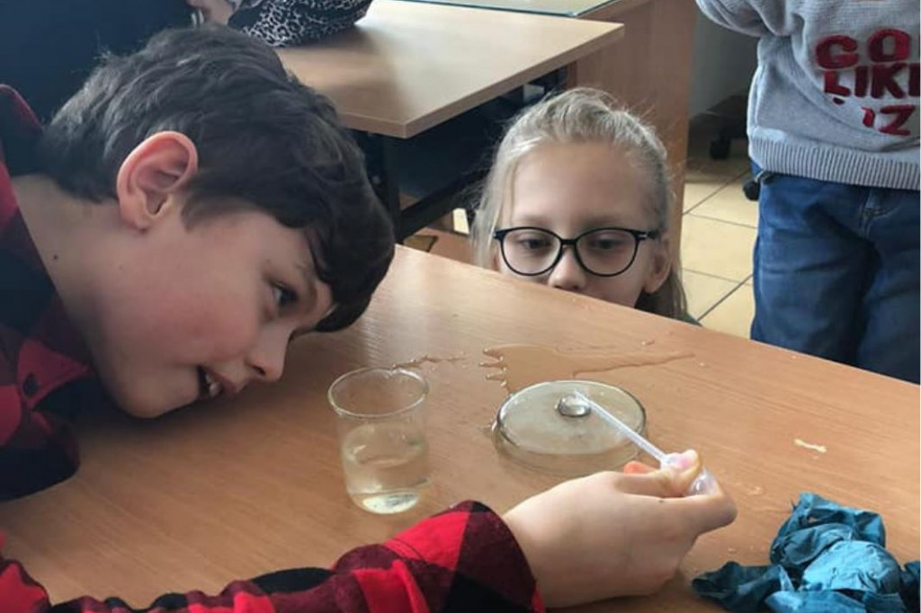 SP 51 - klasa e-naukowiec badała właściwości wody oraz zawartość tlenu w powietrzu