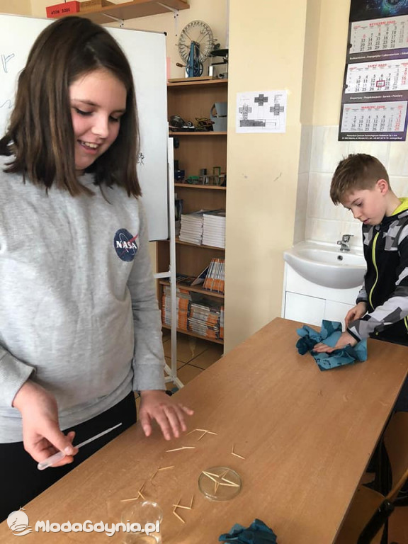 SP 51 - klasa e-naukowiec badała właściwości wody oraz zawartość tlenu w powietrzu