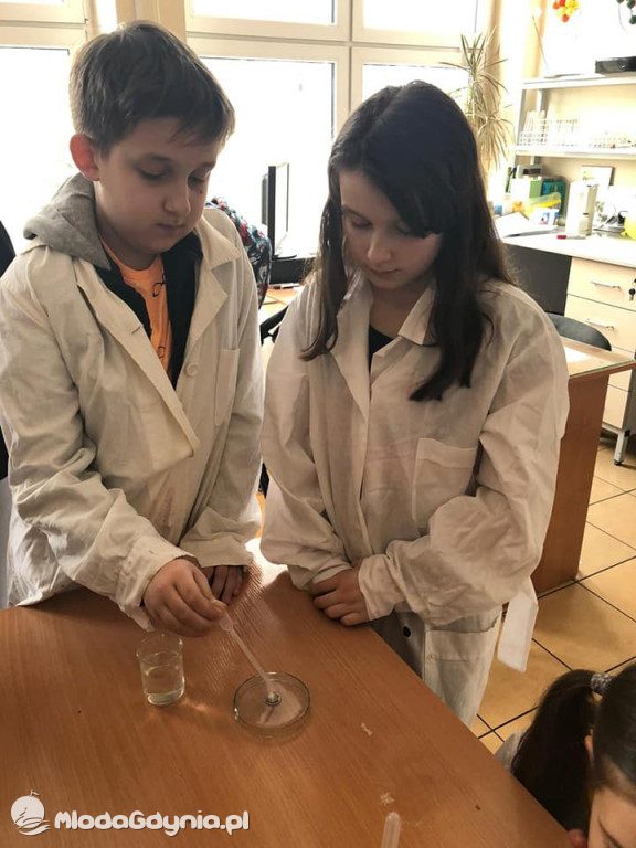 SP 51 - klasa e-naukowiec badała właściwości wody oraz zawartość tlenu w powietrzu