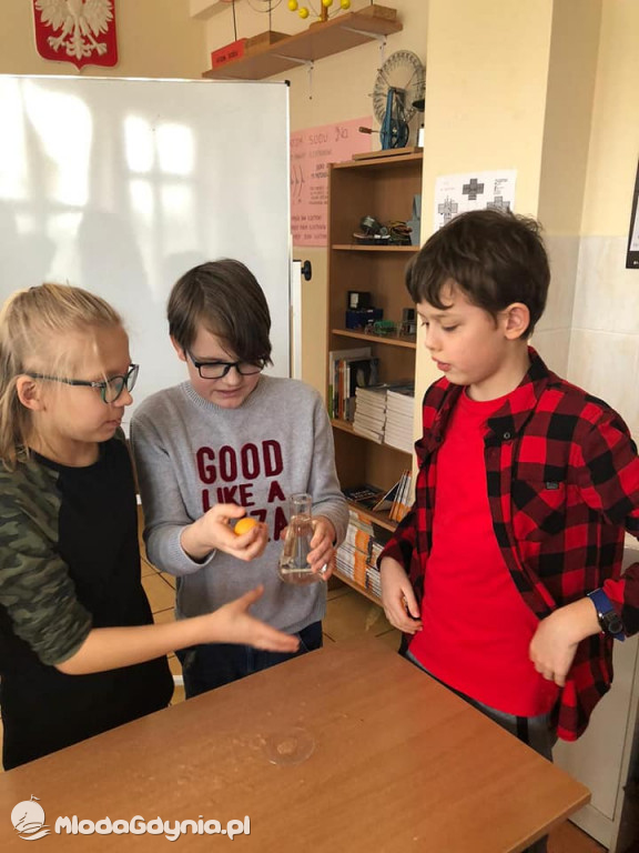 SP 51 - klasa e-naukowiec badała właściwości wody oraz zawartość tlenu w powietrzu