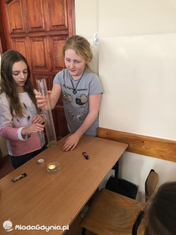 SP 51 - klasa e-naukowiec badała właściwości wody oraz zawartość tlenu w powietrzu