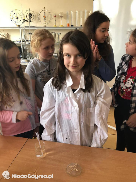 SP 51 - klasa e-naukowiec badała właściwości wody oraz zawartość tlenu w powietrzu