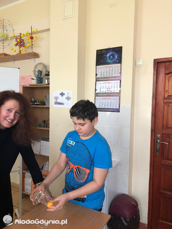 SP 51 - klasa e-naukowiec badała właściwości wody oraz zawartość tlenu w powietrzu