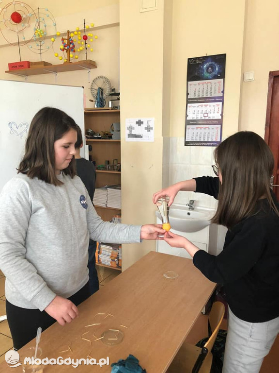 SP 51 - klasa e-naukowiec badała właściwości wody oraz zawartość tlenu w powietrzu