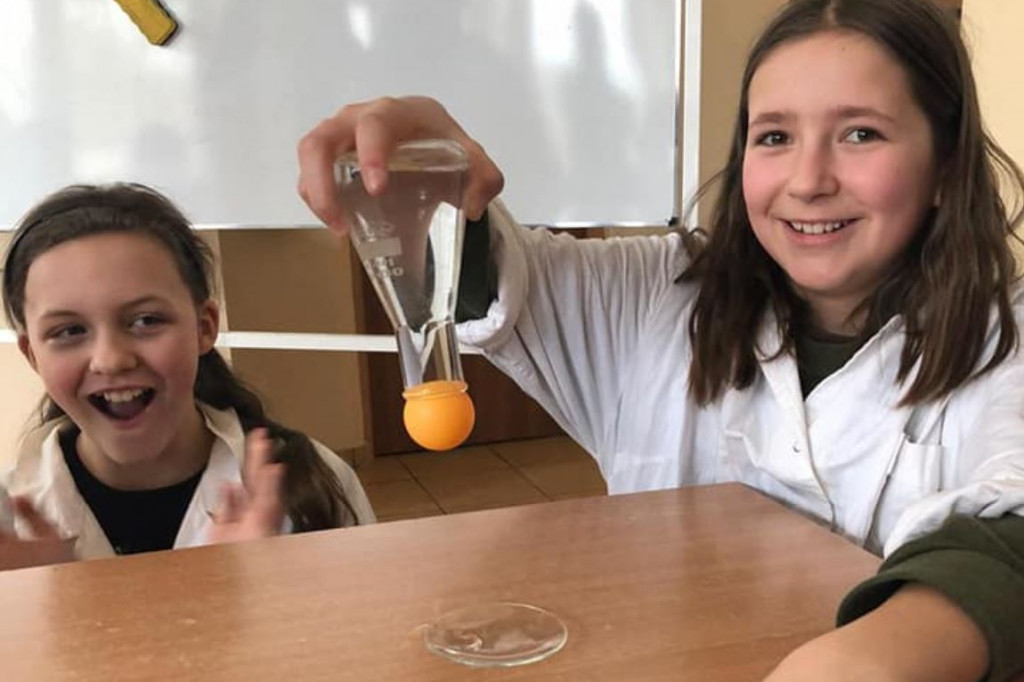 SP 51 - klasa e-naukowiec badała właściwości wody oraz zawartość tlenu w powietrzu