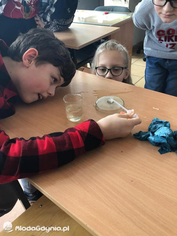 SP 51 - klasa e-naukowiec badała właściwości wody oraz zawartość tlenu w powietrzu