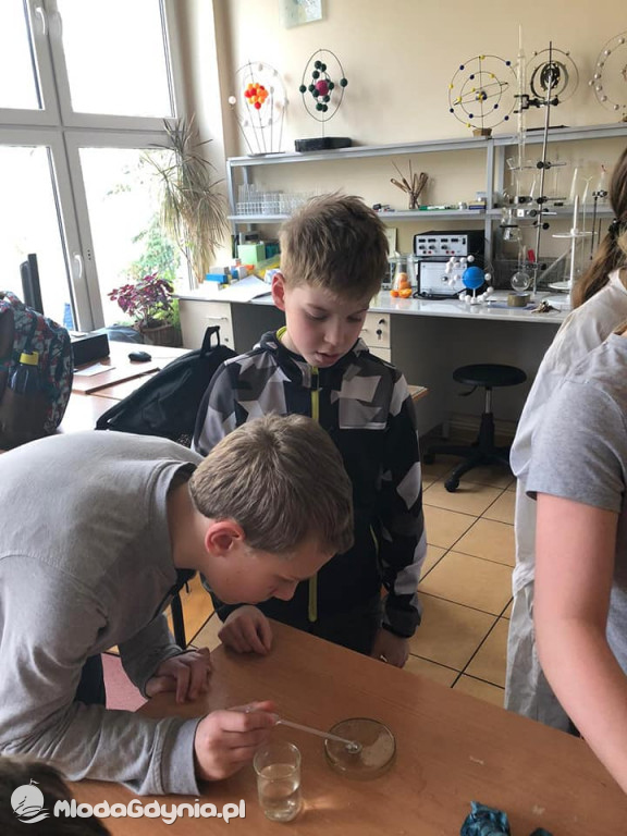 SP 51 - klasa e-naukowiec badała właściwości wody oraz zawartość tlenu w powietrzu