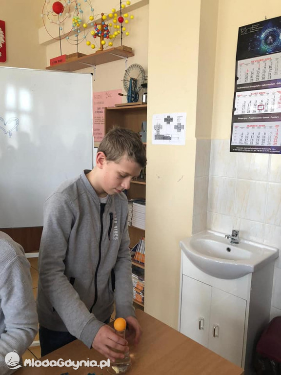 SP 51 - klasa e-naukowiec badała właściwości wody oraz zawartość tlenu w powietrzu