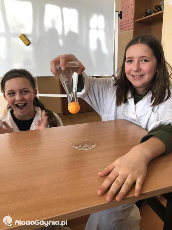 SP 51 - klasa e-naukowiec badała właściwości wody oraz zawartość tlenu w powietrzu