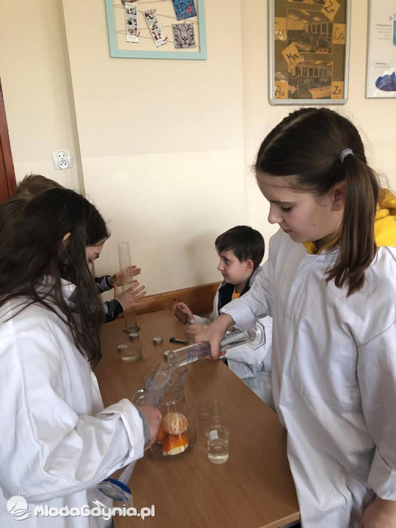 SP 51 - klasa e-naukowiec badała właściwości wody oraz zawartość tlenu w powietrzu