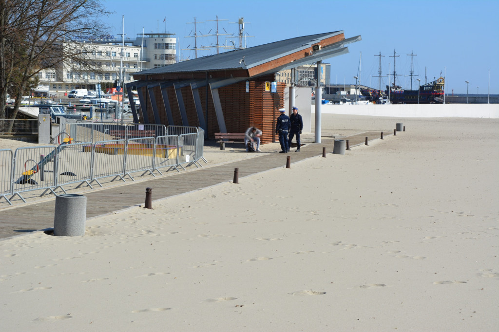 KM Policji Gdynia - Niedzielne działania na terenie Gdyni w związku z epidemią koronawirusa
