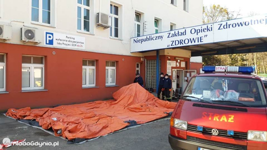 Namioty do triażu przy 23 szpitalach