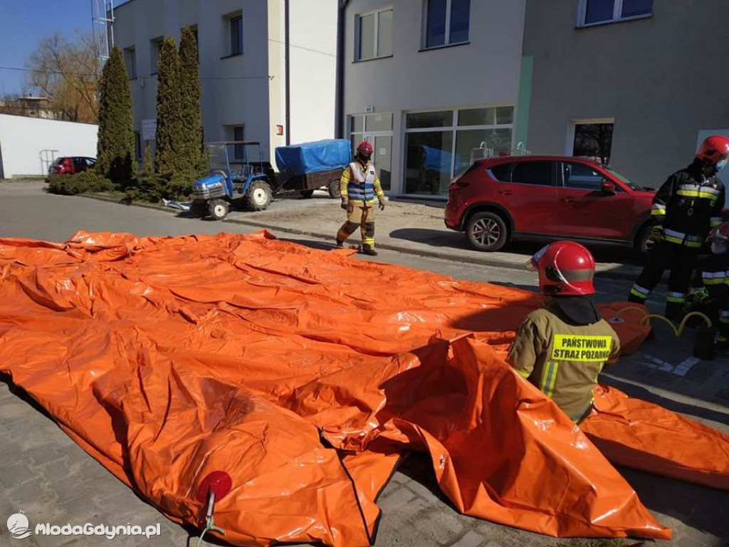 Namioty do triażu przy 23 szpitalach