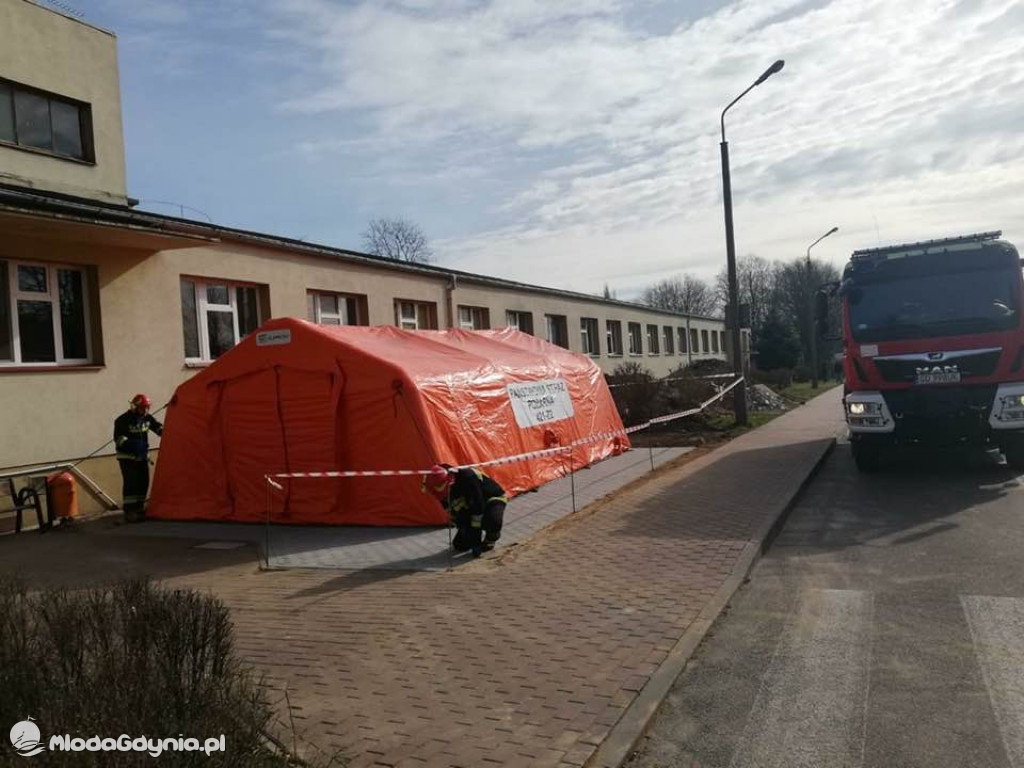 Namioty do triażu przy 23 szpitalach