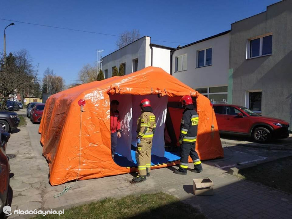 Namioty do triażu przy 23 szpitalach