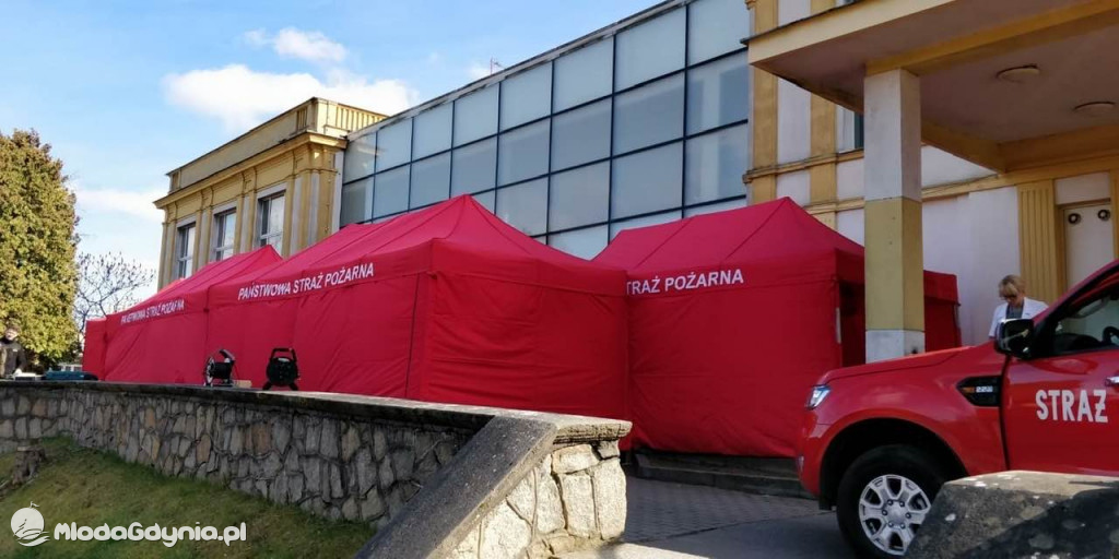 Namioty do triażu przy 23 szpitalach