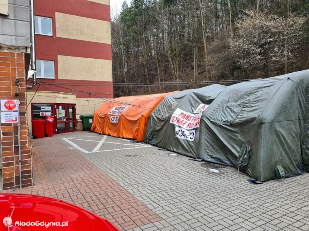 Namioty do triażu przy 23 szpitalach