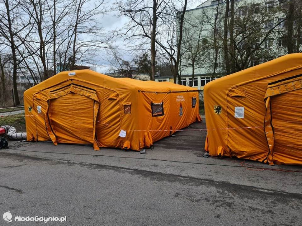 Namioty do triażu przy 23 szpitalach