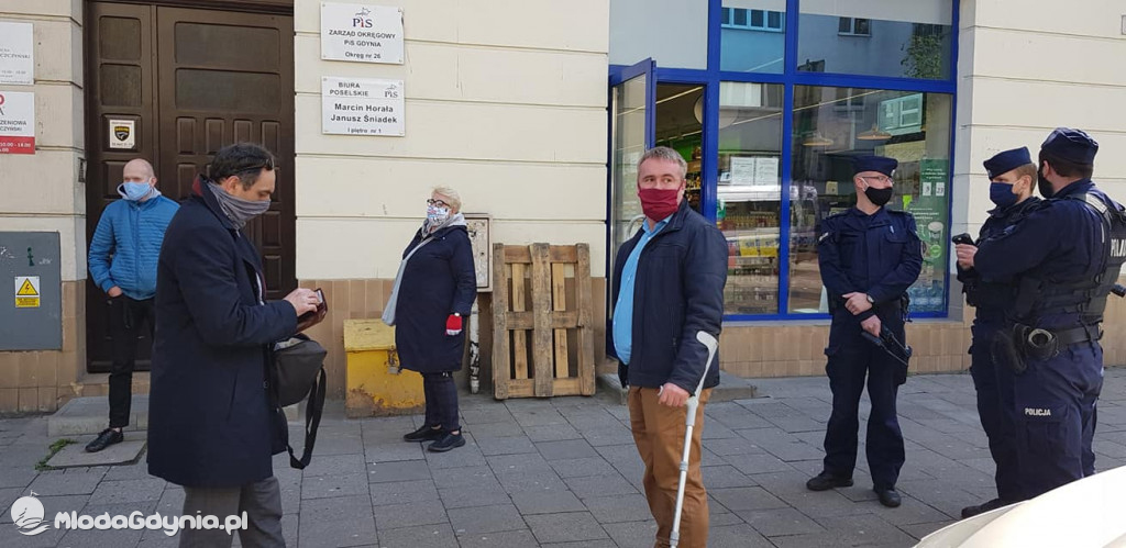 Protest przedsiębiorców przed biurem PiS 20.05.2020