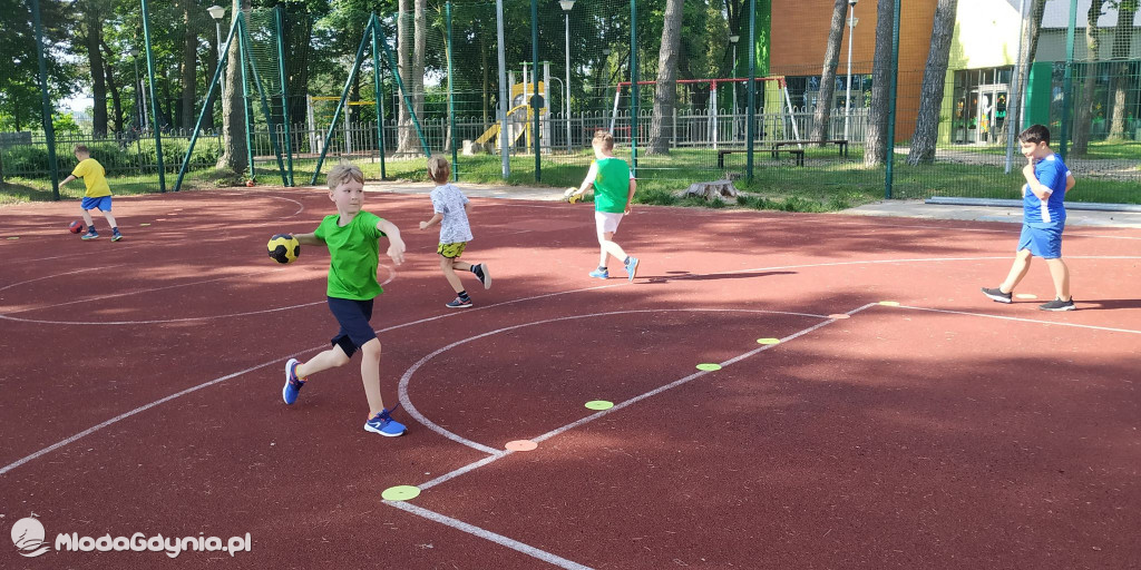 APR Gdynia - najmłodsi adepcie piłki ręcznej trenują pod okiem Marcina Pilcha