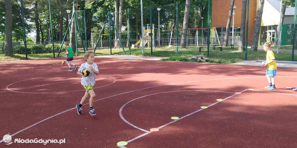 APR Gdynia - najmłodsi adepcie piłki ręcznej trenują pod okiem Marcina Pilcha