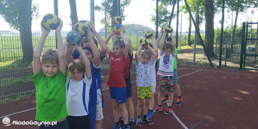 APR Gdynia - najmłodsi adepcie piłki ręcznej trenują pod okiem Marcina Pilcha