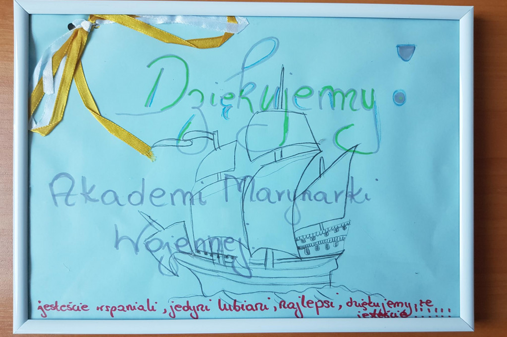 Podchorążowie osłodzili życie dzieciom