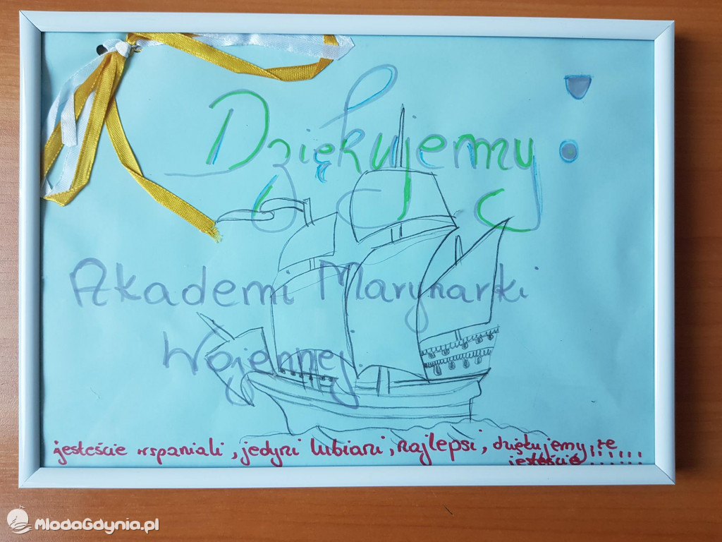 Podchorążowie osłodzili życie dzieciom