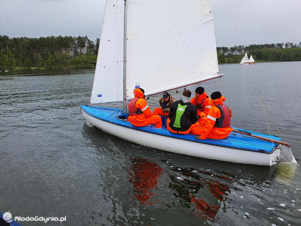 Podchorążowie uczyli się żeglować