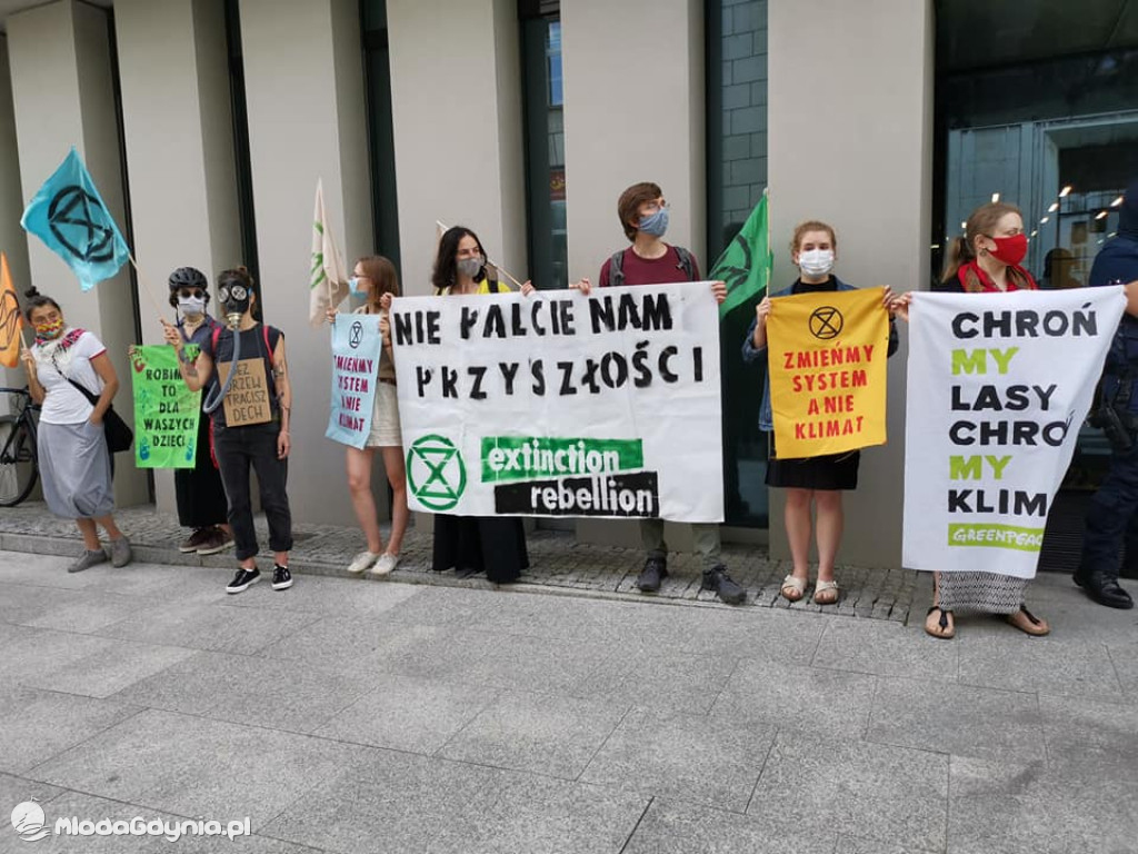Posel Marek Rutka - manifestacja w obronie lasów